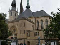 憲法広場の東側にあるノートルダム大聖堂。17世紀に建造され、当初はバロック様式の大聖堂でしたが、以降、修復と改築が繰り返されたため、今はバロックとゴシック様式を組み合わせた大聖堂に変貌しています。