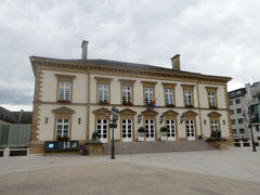 広場の周辺には美しい建物が並んでいます。これは市庁舎。1838年の建造。