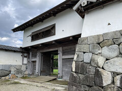 花巻城跡　西御門（復元）

ここから本丸跡に入ります