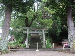 伊豆山神社に続く急な階段の参道を上ります。