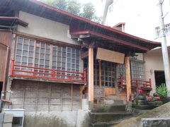 坂の途中にお堂がありました。逢初地蔵堂（あいぞめじぞうどう）というらしい。