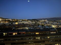 ホテルに戻りました　階段の踊り場ののぞき窓
アルハンブラ宮殿やアルバイシンの夜景がきれいです