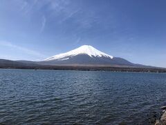 宿をチェックアウト後、山中湖をドライブで一周し河口湖へ。