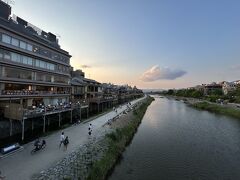 観光客に混じってパシャリ。鴨川納涼床も賑わっている様子。