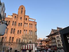 四条大橋のたもと、南座の向かいというロケーション。