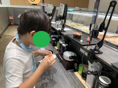 ということでホテルのシャトルバスを利用して成田空港へ
立ち食いお寿司屋さんで夜ご飯を食べます
今まで利用したことがなかったのですが美味しいし手軽に食べられるしでいいお店を発見できました