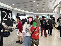 ホテルのシャトルバスで7時前に成田空港に着きました
こんなに早く空港に来たのは初めてです
朝早かったですが前泊しておいてよかったです