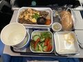 今回はエジプト航空を利用しました。

最初のミールサービスです。
エジプト航空は、初めて利用しますが、アルコールの提供がありません。
夫は機内で飲むのが楽しみなので、がっかりしてました。
そこで色々調べたところ、機内でアルコールを摂取する事に関しては問題なく、持参すれば大丈夫なことがわかりました。
免税店で購入するというのもありますが、ワインなど買っても、オープナーを持ち込めません。中には、ラウンジで開けてもらった方もいるようでした。
そこで、空港内のセブンイレブンに行ってみたところ、機内でよく提供されるサイズの小さなワインがありました。キャップなので簡単に開きます。
それとビールも購入しました。
