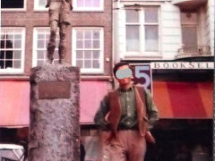 ６月15日火
　アムステルダムのYHで出会った浜松の人と一緒に市内観光をする。ダムの決壊を防ぎ街を守ったという少年の像のポーズ。アムステルダム美術館ではゴッホの自画像を鑑賞した。