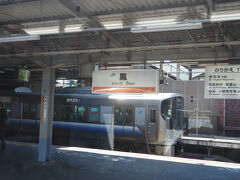 13：56
鳳駅は当駅発着の列車も多く運行される阪和線の主要駅の一つです。向こうに見える列車は東羽衣行。当駅から分岐する羽衣線は路線延長わずか1.7㎞の支線で、南海本線の羽衣駅と接続しています。