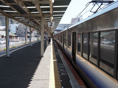14：19
日根野駅に到着。当駅で関西空港へ向かう前4両と和歌山へ向かう後ろ4両はお別れとなります。
