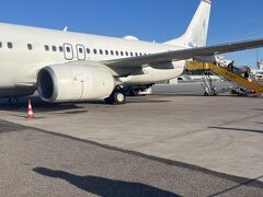 というわけで何とか、住んでいるロンドンのガトウイック空港に到着し、飛行機に乗り込む。

ガトウィック行きのバスに乗り込む時もちょっとしたトラブル。予定していたバスが、私たちの待っていたバス停に停まらないというハプニングが起き、慌てて隣のバス停にまで10分かけて走り、次のバスに乗り込む羽目になった。

ロンドンでこんな感じ。いつも思い通りにならない。

さて、飛行機はノルウェイジャン。ノルウェー航空と呼びたいところだが、調べたら日本語ではノルウェー・エアシャトルと出てきたが、のるぇー・エアシャトルとノルウェイジャンは本来それぞれ別の組織なのだが…まあいいや。

ノルウェーは合理主義の塊のためなんでも課金制で、以下は全部有料である。

・自分の座りたい席に移動したければ課金←わかる
・スーツケースを預けたければ課金←わかる
・小さくても10キロ以上の重さがあれば課金←わかる
・荷物を頭の上の棚に入れたければ課金←は？

つまり、航空券以外払いたくなければ、荷物を座席の下に入れられるサイズ、且つ重さを10キロ以内に収める必要があるのである。