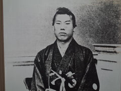 園内には、伊藤公資料館(1997-)がありますが、展示室の撮影は禁止されています。
1862年、21歳の時に高杉晋作らと英国公使館を焼き討ちし、国学者塙次郎を斬殺します。
22歳で士分(上級武士)に取り立てられ、すみと結婚するも直ぐにロンドン大学へ留学。最先端の西洋技術を目の当たりにすると、攘夷が不可能であることを痛感します。8/18の政変後に長州藩が列強諸国へ攘夷決行との報を受けて1年で帰国し、講和締結に奔走します。