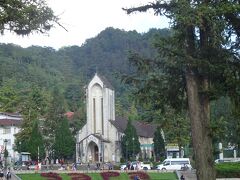 サパの街のランドマーク。石造りのサパ教会。