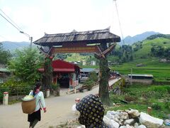 村の入り口の橋です。
再び、バイクタクシーでサパの街まで帰りました。