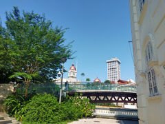 Masjid Jamek Pedestrian Bridgeが見えてきました。
この橋を渡ります。