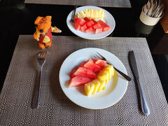 Villaの朝食　今日のフルーツはパイナップルとスイカ