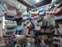 お店にたどり着くと、壁一面のプラカゴが凄い！