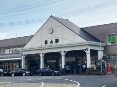 電車で道後温泉へ向かったはずが、JR松山駅。
間違えた～！
大街道→道後温泉へ行くのに、終点まで乗れば着くと思っていたら、なかなか着かない事に気づいた。
路線図を見直すと、いくつか路線があり、乗ってる電車は、真逆のJR松山方面行きだった。
とりあえずJR松山駅で下車。
松山駅から「5」の道後温泉行きへ乗車。
「5」の電車は、この旅で何度も利用する路線となりました。