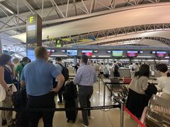 夏休み&インバウンドでごった返す空港…
