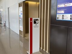 出国手続きが終わると、強制的に免税店を通過しないといけないレイアウトにリノベーションされていて、急いでいる人や免税店に興味のない人には迷惑なレイアウト。まだまだ改装中で、工事中の狭い通路をグルグル歩かされやっと連絡電車に乗ってラウンジ到着