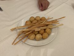 再訪。
昨日は丸いモチモチしかなかったけど、今日はチーズ味のグリッシーニみたいなのもある！
この２種あるのが標準なんだと思うけど。