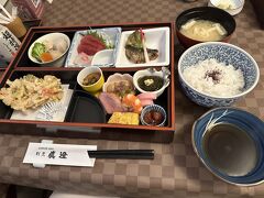 2024.04.24　割烹真澄・ランチ＜真澄弁当＞
ランチ、ディナーの営業をしており、ランチはお得な定食をご用意、ディナーは四季折々の料理とともに長野清酒「真澄」をお楽しめます。
【住所】東京都小金井市本町5-18-5
【アクセス】武蔵小金井駅[北口]徒歩2分
【営業日時】定休日：日曜日
月曜日	11:30～13:30/17:00～23:00
火曜日	11:30～13:30/17:00～23:00
水曜日	11:30～13:30/17:00～23:00
木曜日	11:30～13:30/17:00～23:00
金曜日	11:30～13:30/17:00～23:00
土曜日	11:30～13:30/17:00～23:00

