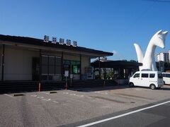 駅では大きな白狐がお出迎え