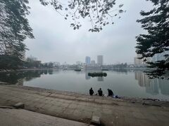 メトロのカットリン駅からロッテを目指して歩きます。
こちらは駅最寄りのそこそこ大きな湖、Giang Vo lake。
あまり人もおらず、まったりした空気が流れてます。お散歩にぴったり。