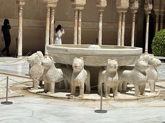 ライオンの中庭　
12頭のライオンが水の器を支え、水路が十字に走っています
当時は　水時計として使われていたそうです