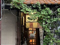 さて、夕食はどうしようかと探して、気になったお店が天暇楽(テンカラ)。大町温泉郷バス停の店が数軒並ぶ中に、少し奥まってひっそりとした入り口で通り過ぎそうでした。とにかく安くて美味しいと口コミにありました。