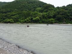 昔ほどじゃないというけど、水量は十分に多い。
橋が流された跡がある。