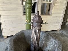 【帰り水】
終戦後、門司港に降り立った引き揚げ者らが、この水を飲んで 安堵したため、帰り水と呼ばれるようになっだそうです
