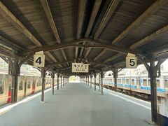 門司駅に到着
たくさんの人ですが…

消しました(∩^ o^)⊃━☆ .*･｡