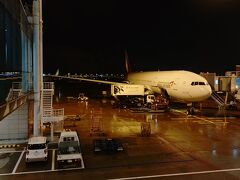 韓国も天気が悪く雨の中、RWY16Rにアプローチしていき22:15に着陸しました。
少し早着かなと思いましたがタキシングに時間が掛かり10番ゲートに到着したのは定刻の22:30でした。

入国審査場も空いていて、直ぐにターンテーブルへ。出てくる荷物を受け取って制限区域を離脱します。