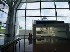 約1時間のロイヤルブルネイ航空のフライトが無事到着。ブルネイは別手配でフライトとホテルで、ホテルの送迎もあったので、お迎えのドライバーさんにホテルに送ってもらいました。駐車場料金を支払っている間に空港に隣接するモスクなどを見ていました。