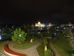 市内中心に戻ってきました。通称オールド・モスクとも呼ばれるスルタン・オマール・アリ・サイフディン・モスクもきれいにバンダル・スリ・ブガワンの街を照らしています。