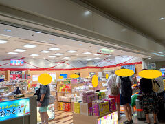 那覇空港の御翔印が買えるのは、JAL PLAZA出発ロビー1号店（セキュリティチェック外）とJAL PLAZA22番ゲート店（セキュリティチェック内）の2店舗です。
ANA利用者としてはセキュリティチェック外エリアのほうが買いやすいので、JAL PLAZA出発ロビー1号店に行ったところ…