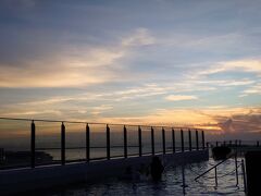 ほろ酔いで「HOTEL SANSUI NAHA 琉球温泉 波之上の湯」へ。
那覇空港から車で10分の近さでした。

↓ホテルの旅行記
https://4travel.jp/travelogue/11922867