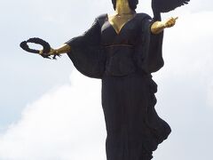 大きな道路の中央分離帯に建てられた、同国の首都名にもなっている聖ソフィア像。