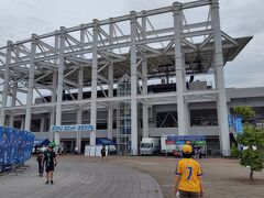 ちょっと離れた駐車場に停めて、16時、予定通りポカリスエットスタジアムに到着
まだ人影はまばら