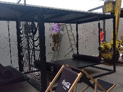 まだまだ完成途中の周りの様子。壁画作成中。