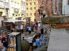 お昼寝した後は、琥珀通りへ。
ピアスかペンダントかブローチか。
あまり見かけない色のものが気になる。
お値段も同じタイプであっても少し高め。
どうしてだろう。