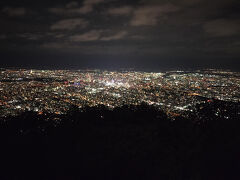 この後、藻岩山へドライブ。展望台から札幌の夜景を一望できます。
帰りの道で鹿がいてびっくりしました。しかも２回も出くわしました。熊じゃなくてよかった。