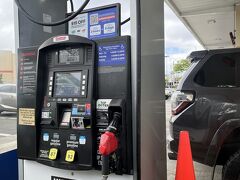 夕食の買い出しに、ちょっと車を走らせます。
コストコ会員なので、コストコの隣のGSで給油してみました。