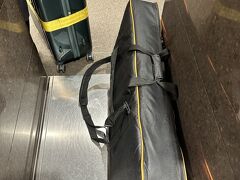 　自宅からJRと京急で羽田に。空港までの道のり、とりわけ品川駅構内は蒸し風呂状態でした。お盆休暇に入り国内・外旅行客や帰省客で電車はかなり混雑していました。

　羽田にもお客様がたくさんいらっしゃいました。JGC専用エントランスを利用させていただいて手荷物を預けます。カウンターの方が「楽器専用のケースをお持ちしますので。」とおっしゃってくださったいました。

　少し待ってカーゴスタッフの方がステンレス製のキャリーケース持って来てくださったのですが、幅がちょっと足りなくて入らないとのことで、結局「プチプチくんで厳重に梱包して輸送しますのでご容赦ください。」とのことでした。

　ソフトケースではありますが、内部に5cm厚の緩衝保護材をぐるりと入れてはありますので大丈夫とは思うのですが、預け入れ手荷物の扱いにここまで丁寧な気遣いをしてくださり感謝感謝です。さあ、愛用の楽器は無事にフライトを終えることはできるでしょうか？
