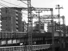 後は、京阪の天満駅に出入りする電車を見ながら、汗だくでホテルに戻りました。