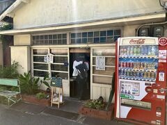 14:30 キシモト商店
この辺りの路地はサマータイムレンダ内で雨宿りをしているシーンでモデルになった場所。
キシモト商店は揚げパンなどが有名なパン屋さんです。