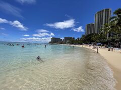 この日の午後は海とプールでまったりします
クヒオビーチは防波堤があり波が穏やかで遠浅になってるので、とっても安全です。ファミリーがたくさんきてました