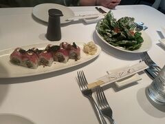 この日の夜ご飯はロイズに行きました！予約して行きました。
ロイズにサンセットメニューっていうリーズナブルなコースがあるみたいだったので、それを頼みたかったのですが、なくなったみたいです。
予約時にサンセットメニュー頼みたいって書いたからなくなったなら予約の段階で伝えて欲しかった…